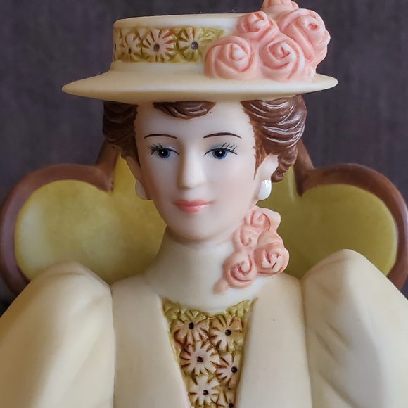 AVON 2011 Mrs Albee - Picture 3 of 10